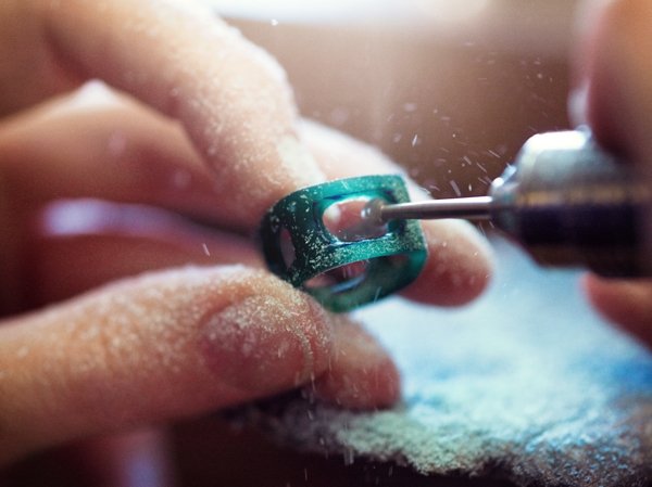 AMELIE_VIAENE-4-Atelier_Sculpture_Cire2_Couleur©Amélie_Viaene_photographe_CJENEY