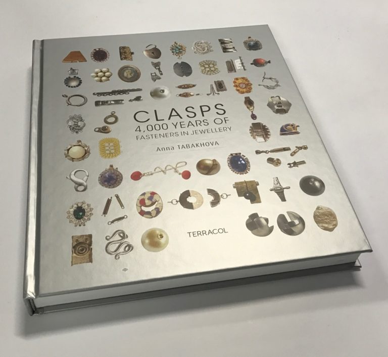 IMG_1771 CLASPS Cover-4000 years-copyright anna tabakhova at editions terracol