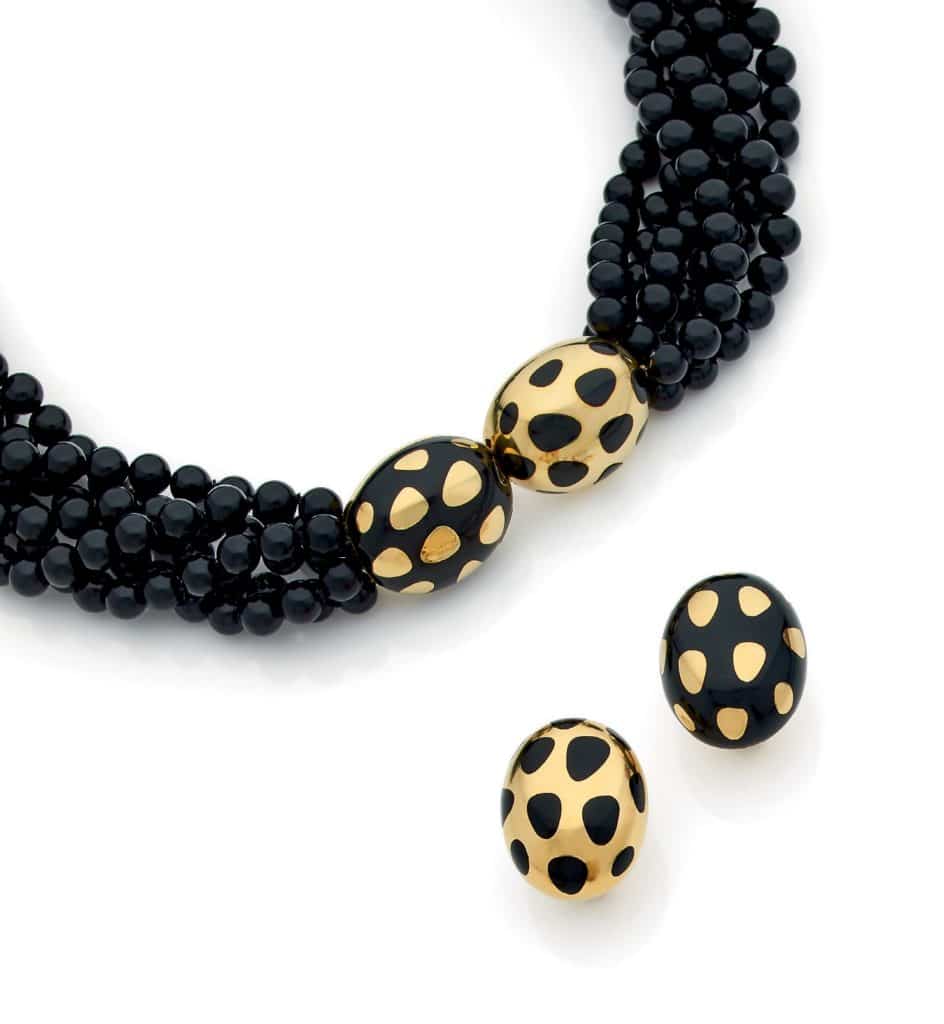 TIFFANY & CO. Collier et boucles d’oreilles. Perles d'onyx torsadées, émail noir et or 750.