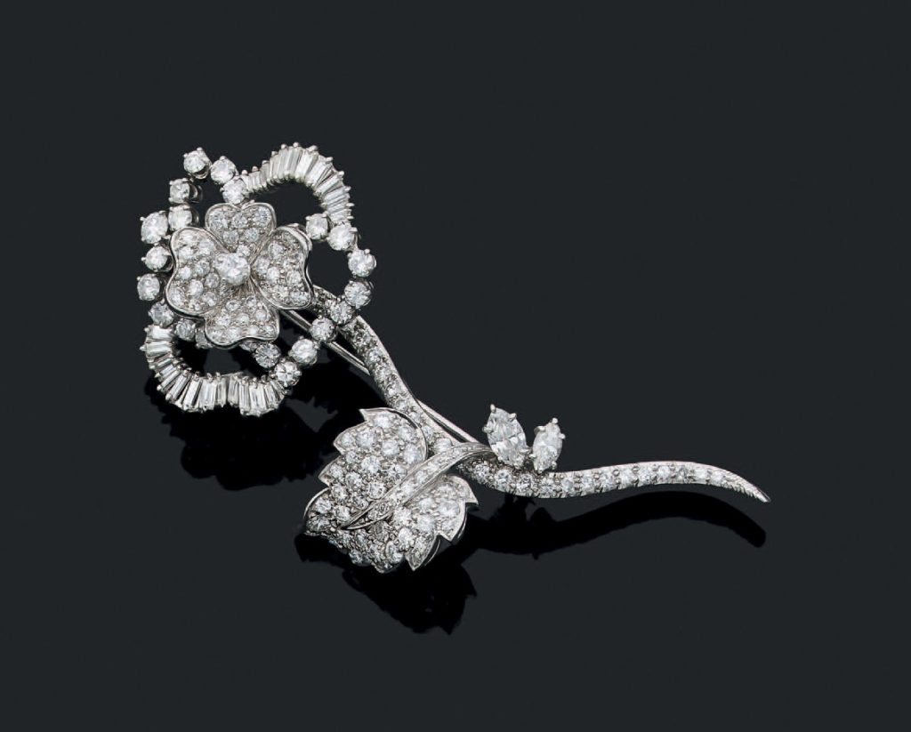 HARRY WINSTON. Broche « Florale ». Diamants ronds et baguettes. Or 750 et platine 950.
