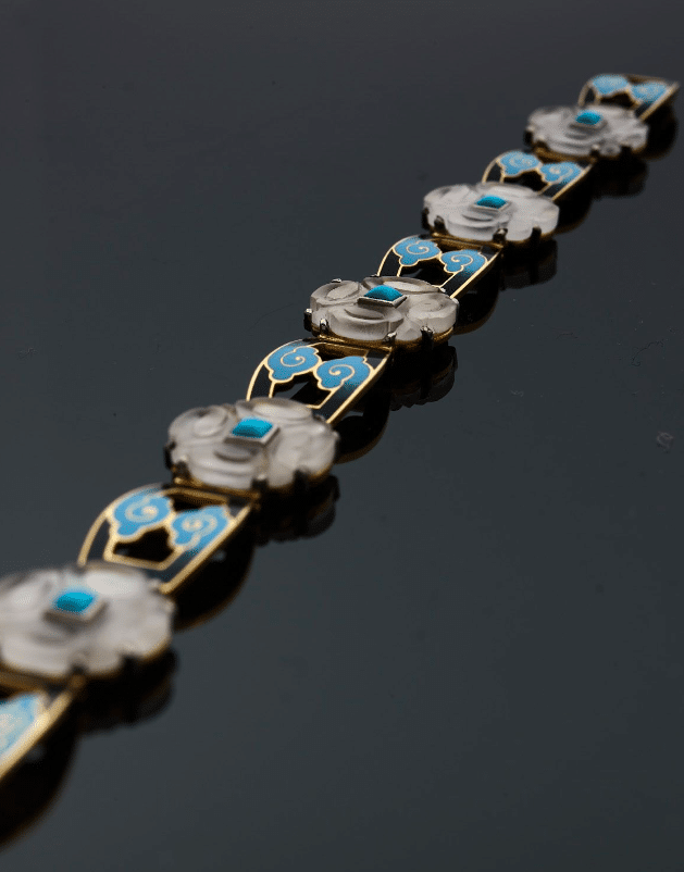 Bracelet «Rêverie». Email noir et bleu, cabochons de turquoise, cristal de roche gravé, nacre. Or 750.